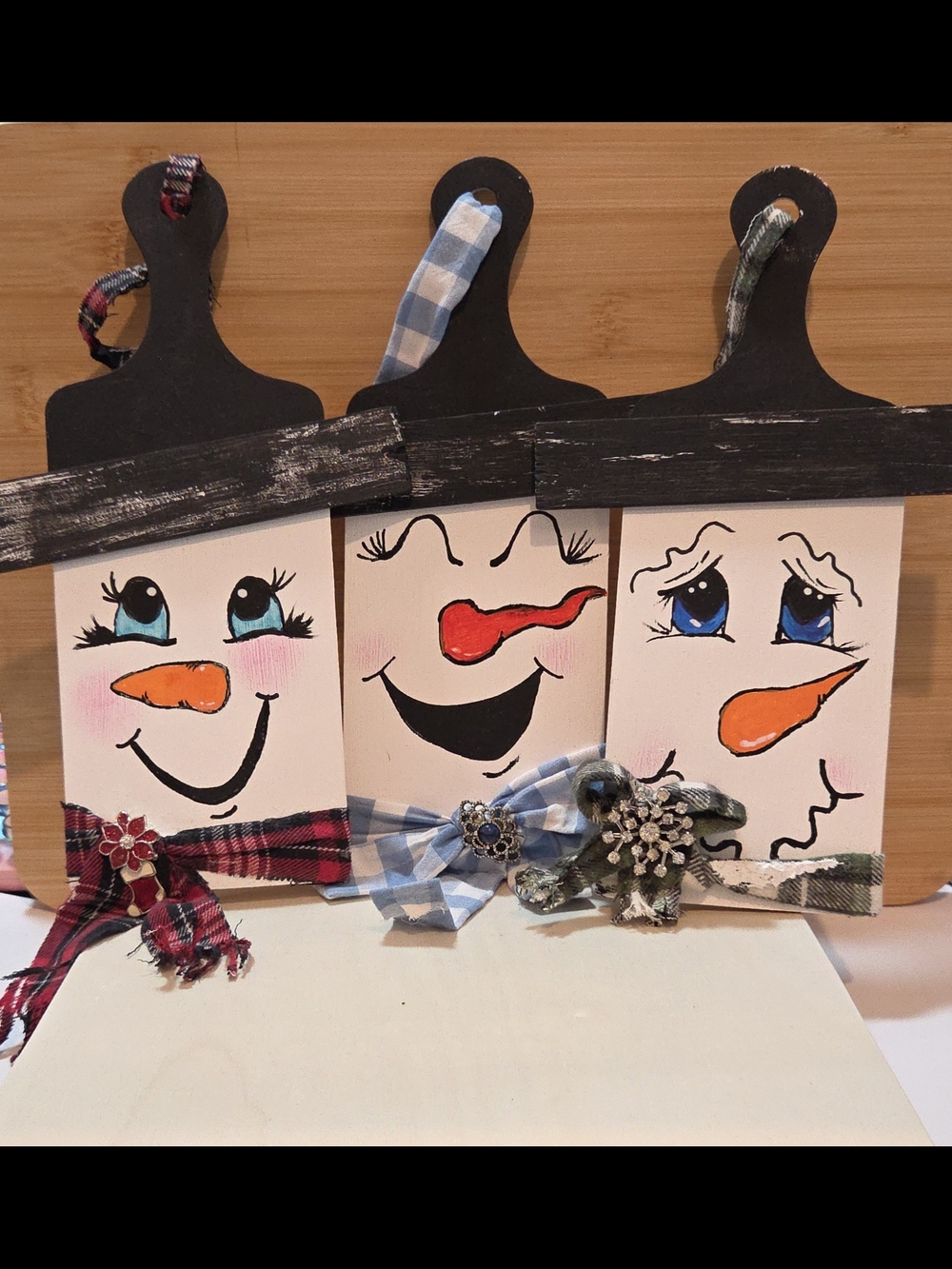 🎄 Boutique Set of 3 Hand-Painted Snowman Door Hangers – Vintage Brooch Accents